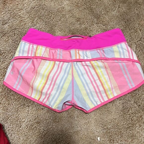 - Size 8 Lululemon groovy Stripe Speed Shorts - Picture 2 of 2